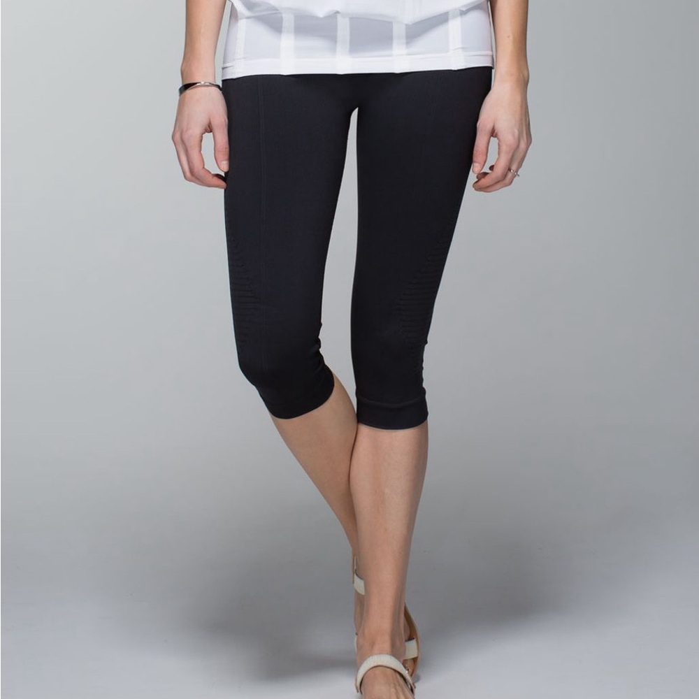 Lululemon 🍋 In The Flow Capri Womens 4 BK Moisture Wick Seamless Fitted Crop